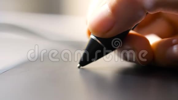 用铅笔在数字平板电脑上完成手绘宏观视野从事图形平板电脑工作的专业审校视频的预览图