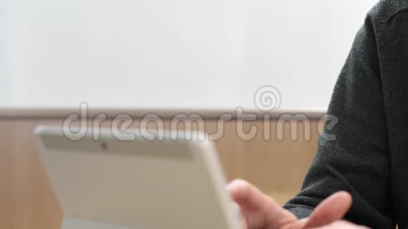 一个在办公室用笔记本电脑工作的人视频的预览图