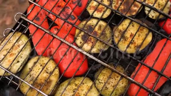 铃椒和茄子烤在烤架上特写烤蔬菜视频的预览图