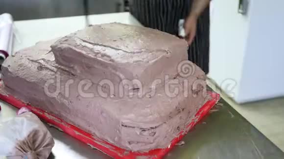时间流逝厨师以犹太寺庙的形式做蛋糕视频的预览图
