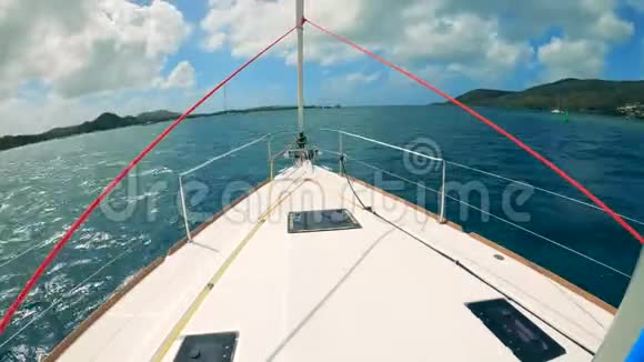 一艘快速航行的帆船的第一人称视野视频的预览图