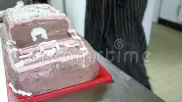 时间流逝厨师以犹太寺庙的形式做蛋糕视频的预览图