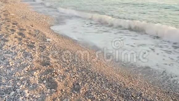 日落海滩的海浪亚得里亚海卵石滩海滨海岸线海浪特写4k视频的预览图
