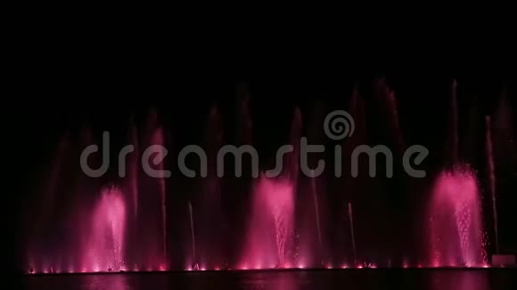 多种颜色的喷射喷泉展现在夜空的背景上视频的预览图