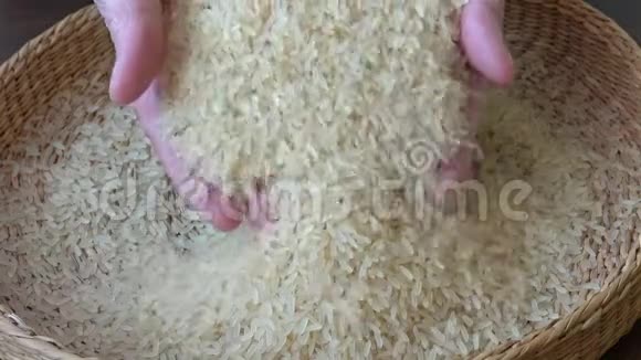 篮子里有白米饭有机食品视频的预览图