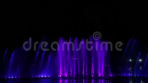 在水中倒影的水面上展示五颜六色的喷泉视频的预览图