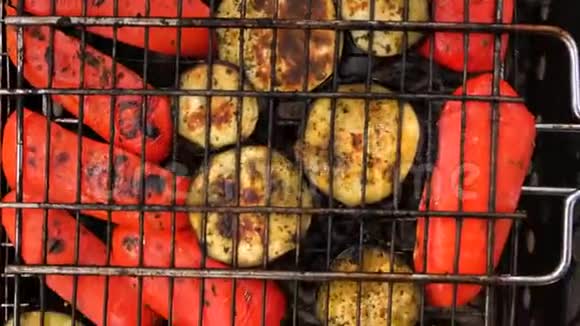 铃椒和茄子烤在烤架上特写烤蔬菜视频的预览图