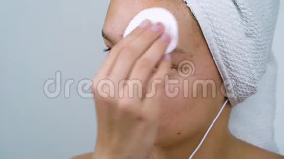 年轻女孩洗完澡后放松把多余的奶油从脸上去掉视频的预览图