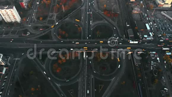 道路交叉口大型汽车立交的鸟瞰图航空高速公路交叉口彩色校正4k镜头视频的预览图