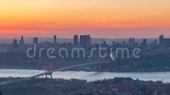 伊斯坦布尔城市天际线城市景观时间从白天到夜晚看博斯普鲁斯大桥和金融商务中心视频的预览图