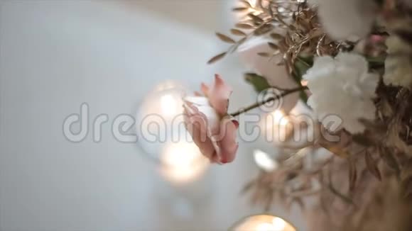 粉红色和白色的花挂在带有蜡烛的眼镜上顶部是一种浸过的形式给女孩的浪漫礼物视频的预览图