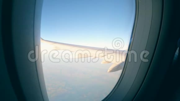 飞机机翼是从汽车的机舱里看到的视频的预览图