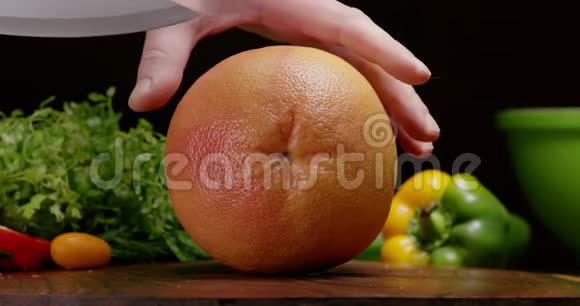用菜刀切片葡萄柚用水果做维生素沙拉视频的预览图