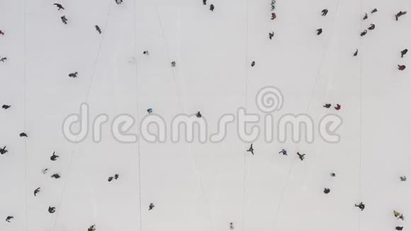 人们在冬天滑冰位于哈尔科夫中心的冬季冰场的空中拍摄自由视频的预览图
