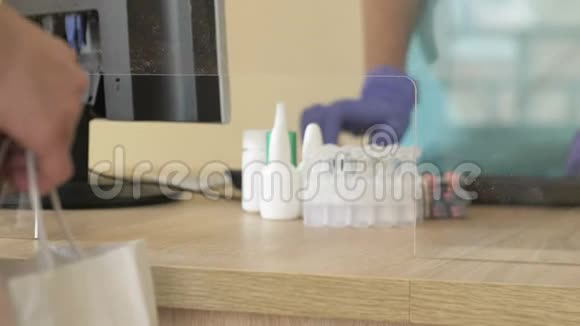 药剂师为客户提供防护乳胶手套药剂师的工作场所被塑料保护视频的预览图