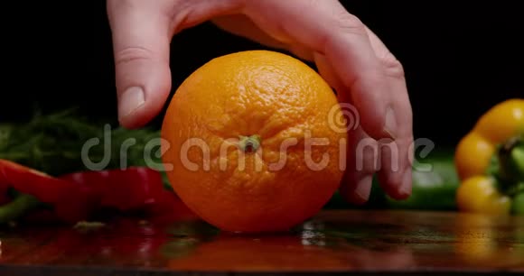 男人在切割板上切橘子做一些维生素沙拉视频的预览图