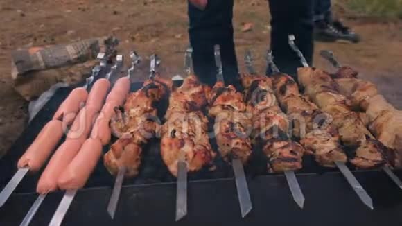 烤架里的烧烤和香肠是烤架上的特写的户外烧烤视频的预览图
