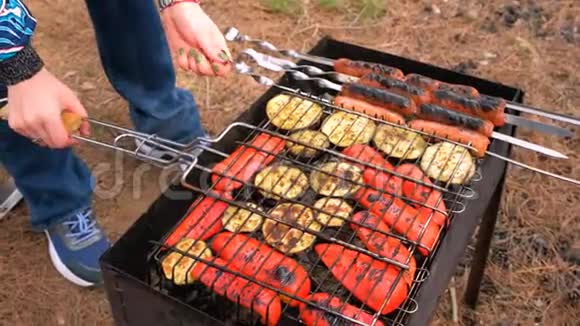 烤架上烤着的钟椒和茄子烤蔬菜视频的预览图
