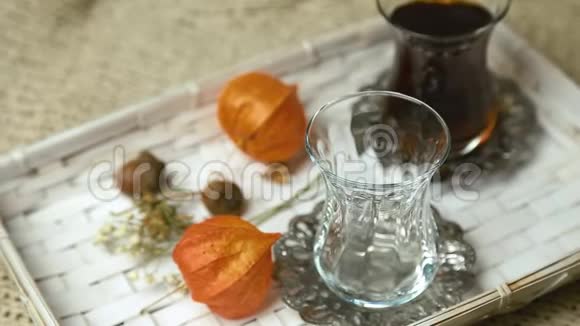 土耳其茶倒在两杯里视频的预览图