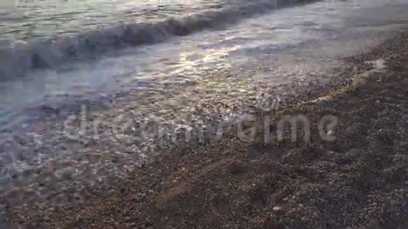 海波在日落日出光亚得里亚海海岸阳光明媚的海浪和泡沫海边的小石子视频的预览图
