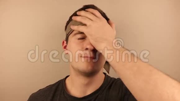 浅褐色背景的男人脸视频的预览图