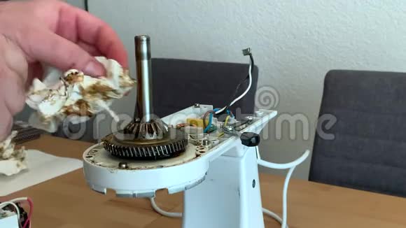 家庭修理餐桌上的厨房机器视频的预览图