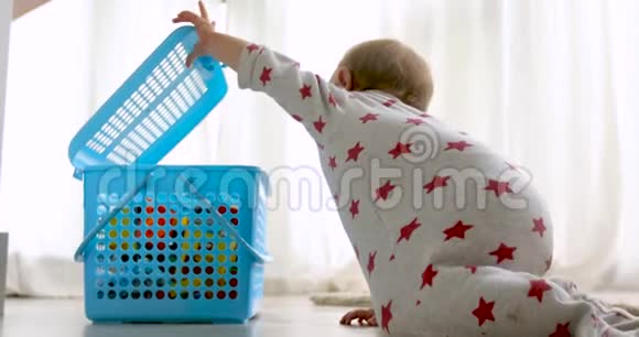 可爱的宝宝打开玩具盒视频的预览图