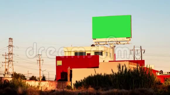 日落时分在墨西哥的房子上张贴绿色广告视频的预览图