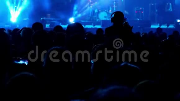不明身份的人群在音乐音乐会上嬉戏视频的预览图