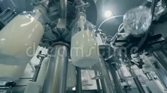 工厂机制是用新鲜牛奶填充透明瓶瓶装厂设备视频的预览图