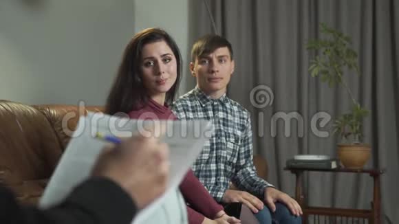 一对年轻的高加索夫妇听心理学家诊断和拥抱的肖像有魅力的男人和女人视频的预览图