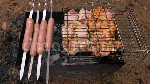烤架里的烧烤和香肠是烤架上的特写的户外烧烤视频的预览图