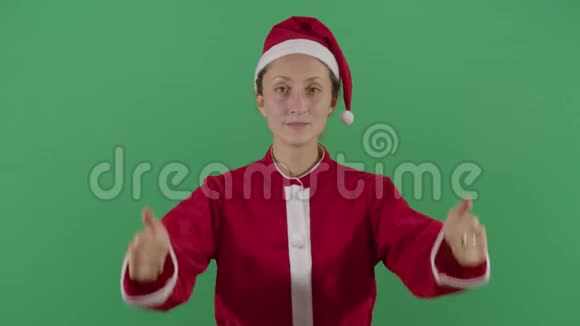 女人圣诞老人用拇指好视频的预览图