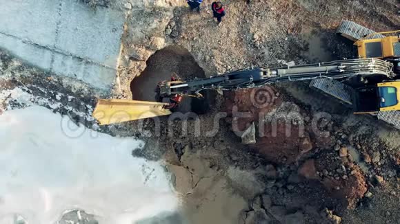 人们在采石场用拖拉机工作工业施工现场重型机械视频的预览图