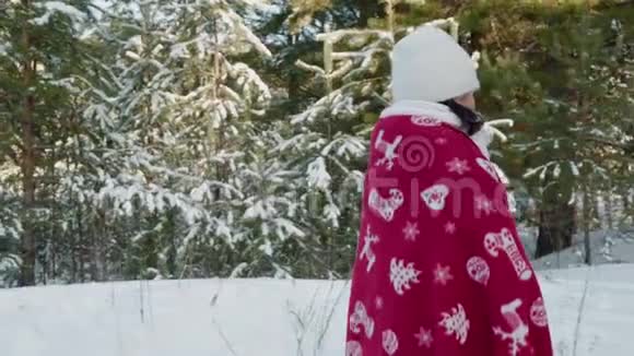 迷人的女人在雪林等待男人在冬天的约会冬季城市公园的情侣聚会快乐浪漫的男人视频的预览图