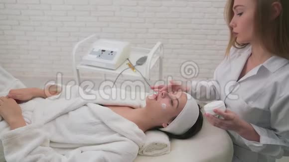 一位美丽的女士在水疗中心做面部皮肤护理视频的预览图