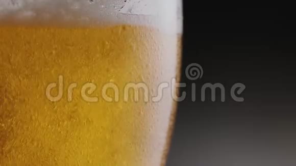 在黑色背景下冷啤酒倒入一杯啤酒中视频的预览图