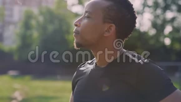 快乐的年轻美国男人在公园呼吸新鲜空气视频的预览图