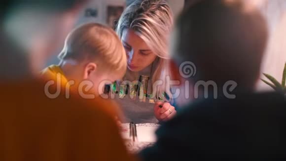 一个大家庭的妈妈和她儿子在餐桌上的特写镜头视频的预览图