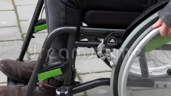 坐轮椅的人不能开车进小店视频的预览图