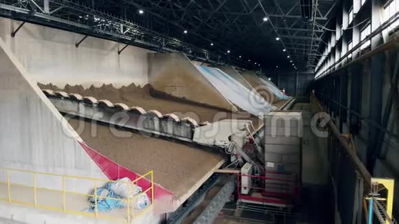 工业机器正在工厂运送粘土材料视频的预览图
