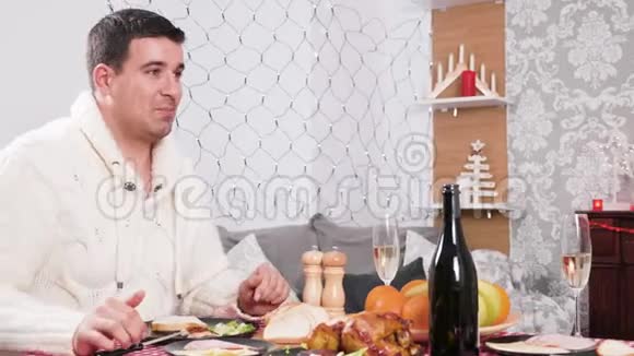 男人在她妻子旁边吃圣诞晚餐视频的预览图