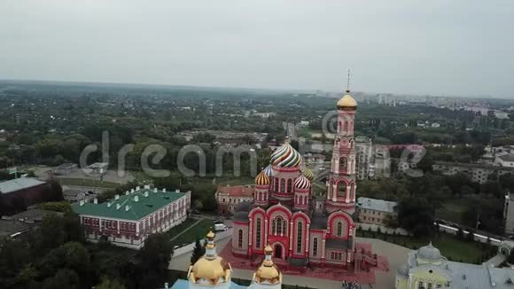 从俄罗斯坦博夫的阿森松修道院的无人机空中俯瞰视频的预览图