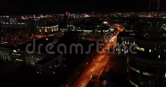 哈萨克斯坦阿拉木图市的视频空中之夜视频的预览图