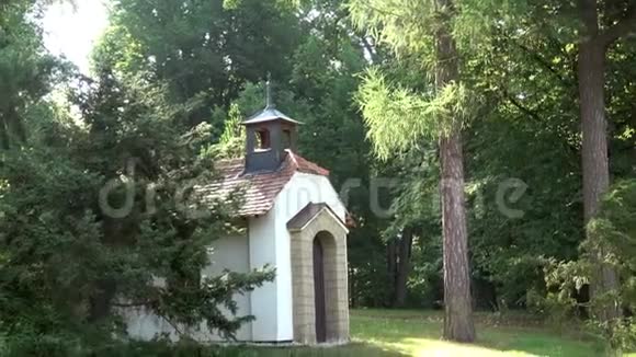 带小教堂的古庄园公园视频的预览图