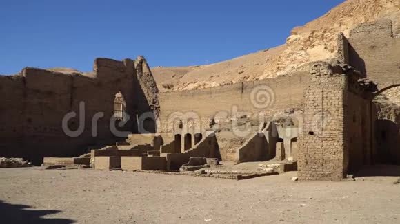 埃及卢克索代尔梅迪纳是古埃及的一个村庄是在埃及墓上工作的工匠的家视频的预览图