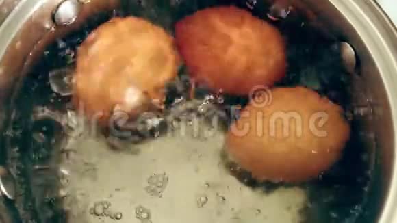 鸡卵在水中煮锅带产品上燃气灶烹饪准备视频的预览图