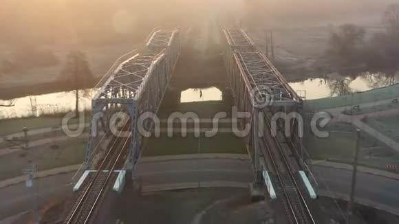 无人驾驶飞机飞越火车过桥视频的预览图