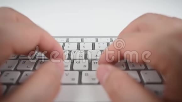 慢动作一个男人用电脑键盘打字的特写镜头视频的预览图