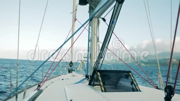 带多根绳索的帆船视频的预览图